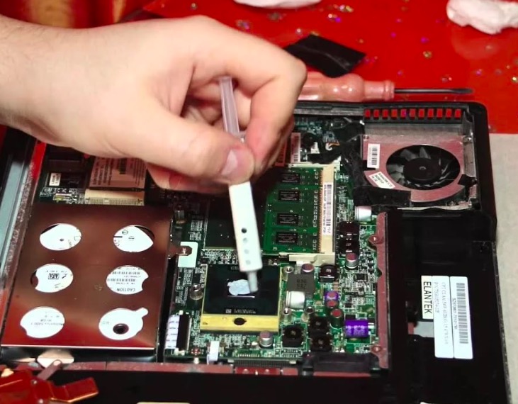 Чистка ноутбука от пыли и замена термопасты Театральная метро Москвы